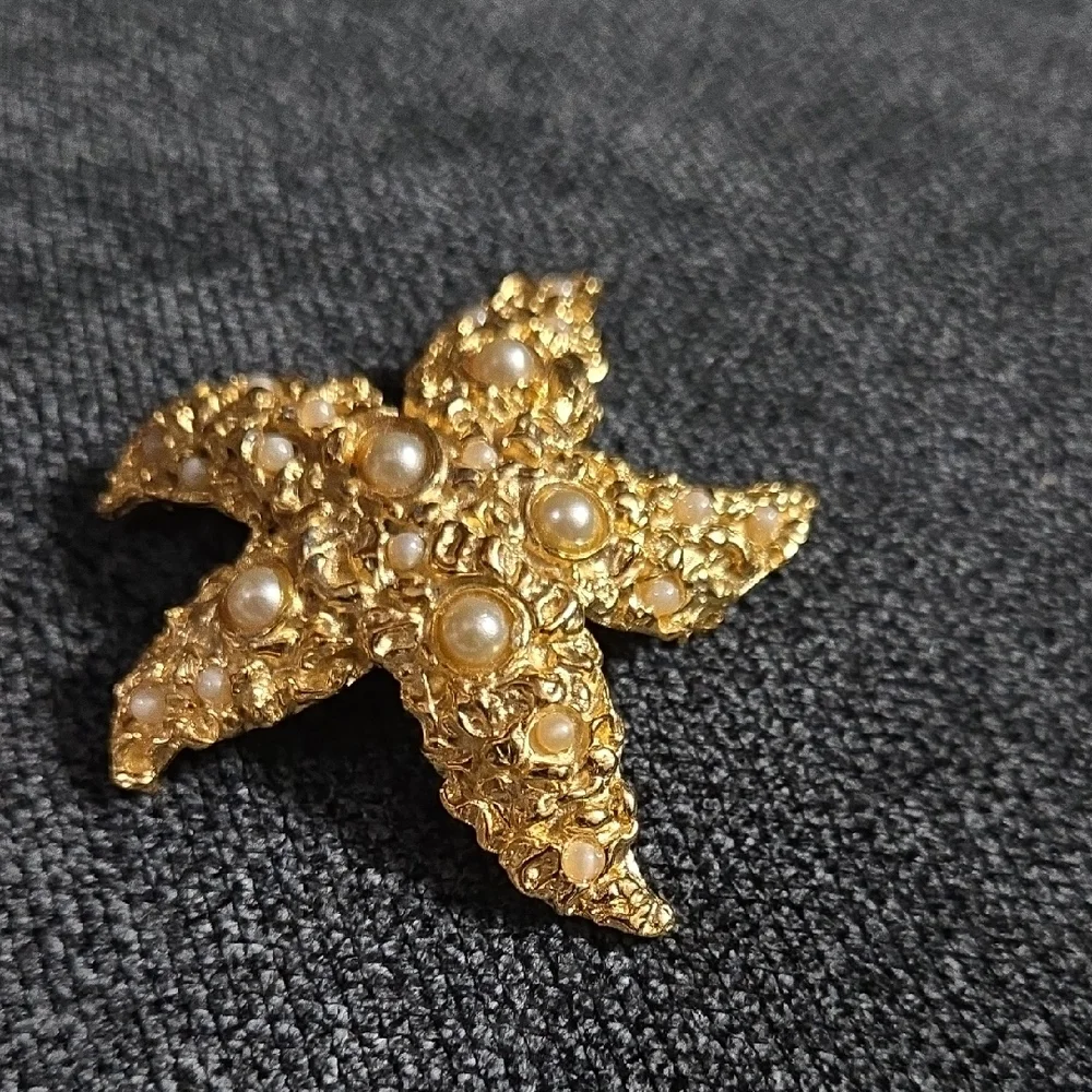 Rare Accessocraft NYC Signed Gold Tone Starfish, Faux Pearls Textured Brooch‎